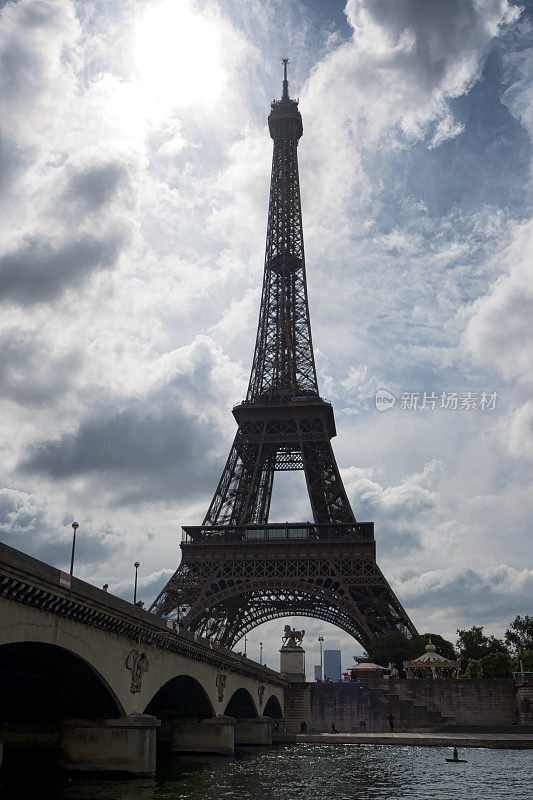 埃菲尔铁塔在巴黎与Pont d'Iéna